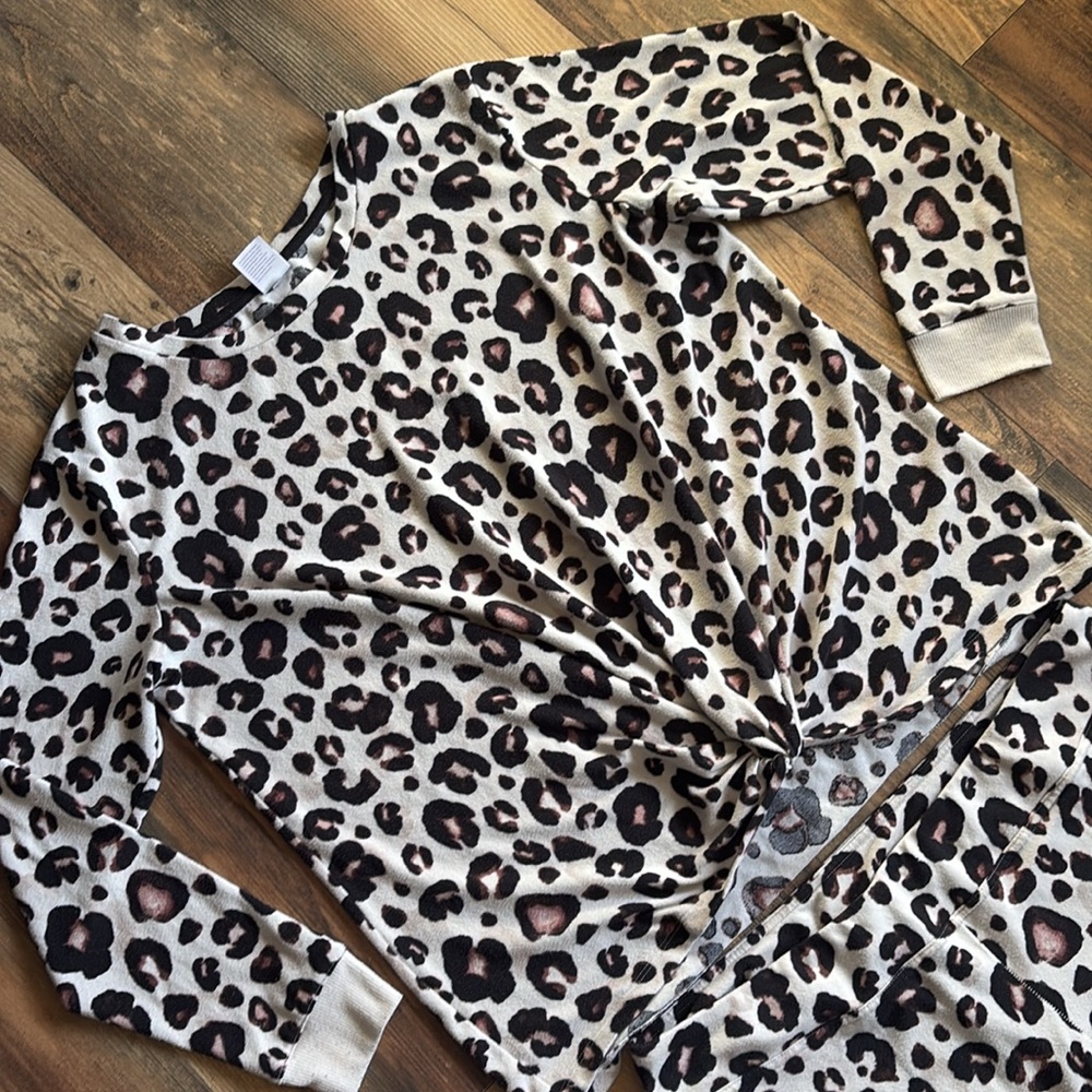 Cheetah Lounge Set - Picture 2 of 10